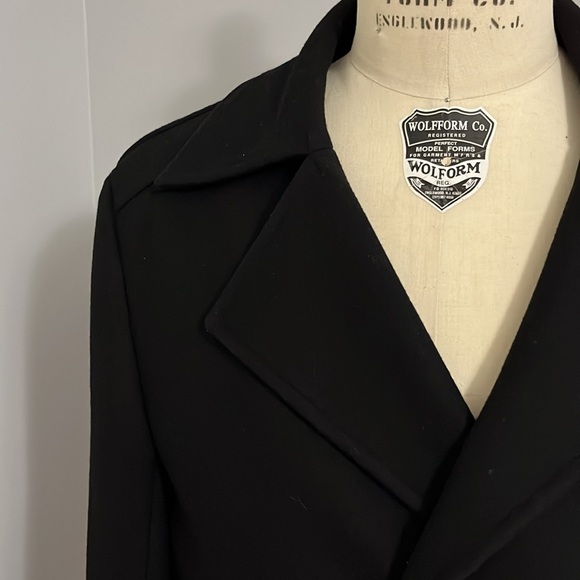 6 button D/B Hugo by Hugo Boss. 32” car coat size 40. Has red stitch detailing - Picture 3 of 14